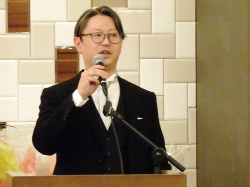 あいさつする林大輔社長